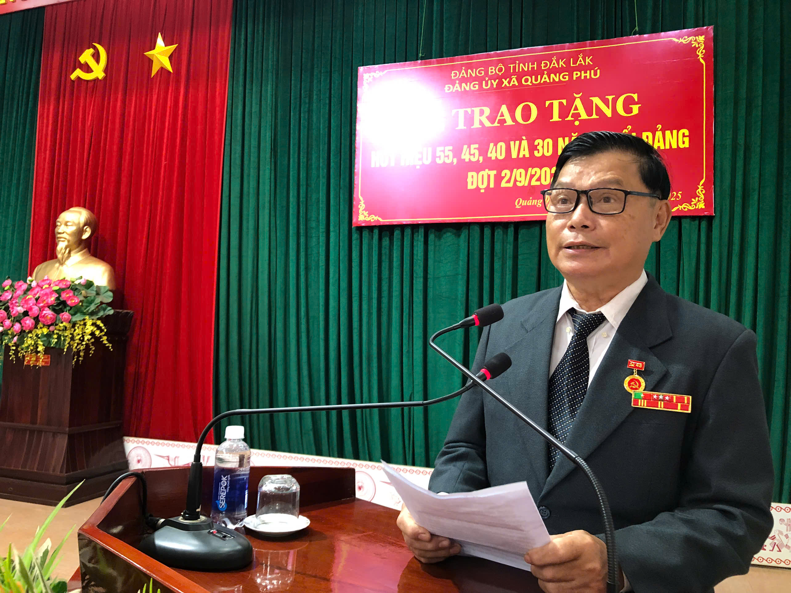 đảng viên phat biểu tai buổi lễ